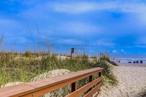 Beach nearby - Comfortable two-story condo with beach access, shared pool, private deck, and washer/dryer (Hilton Head)