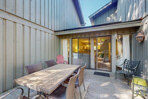 Outdoor dining - Comfortable two-story condo with beach access, shared pool, private deck, and washer/dryer (Hilton Head)