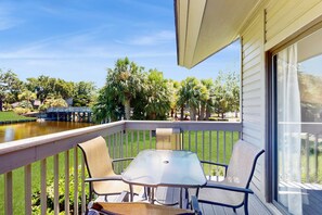 Outdoor dining - Spacious Dog-Friendly Condo with Shared Pool, Tennis, Golf & Beach Access (Hilton Head)