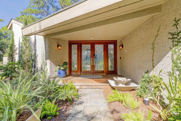 Terrace/patio - Gorgeous waterfront home with lagoon views & firepit - walk to South Beach (Hilton Head)
