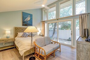Desk, WiFi, bed sheets - Gorgeous waterfront home with lagoon views & firepit - walk to South Beach (Hilton Head)