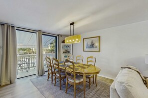 Dining - Lagoon front, 3 story condo w/ balcony & washer/dryer + snowbird-friendly (Hilton Head)