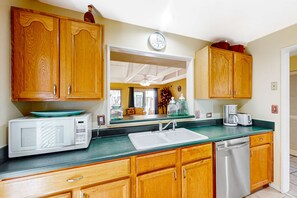 Fridge, microwave, oven, stovetop - Lovely villa near the water with private fenced courtyard,shared pools, tennis courts (Hilton Head)