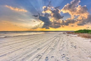 A beach with a sandy path and footprints. - Lovely villa near the water with private fenced courtyard,shared pools, tennis courts (Hilton Head)