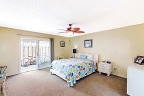 2 bedrooms, WiFi, bed sheets - Lovely villa near the water with private fenced courtyard,shared pools, tennis courts (Hilton Head)