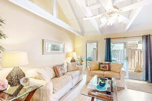 TV - Lovely villa near the water with private fenced courtyard,shared pools, tennis courts (Hilton Head)