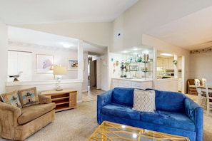 TV, fireplace, DVD player, offices - Coastal Villa with Shared Pool, Deck & Full Kitchen – Beach Nearby (Hilton Head)