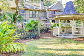 Property grounds - Coastal Villa with Shared Pool, Deck & Full Kitchen – Beach Nearby (Hilton Head)