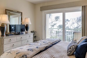 Tabla de planchar con plancha, wifi y ropa de cama