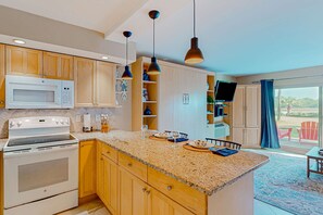 Fridge, microwave, oven, stovetop - Charming Ground Floor studio condo near beach with tennis, pickleball, & water views (Hilton Head)