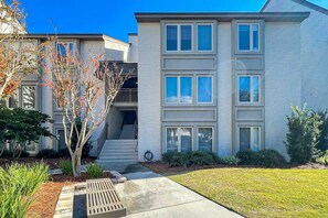Exterior - Charming Ground Floor studio condo near beach with tennis, pickleball, & water views (Hilton Head)
