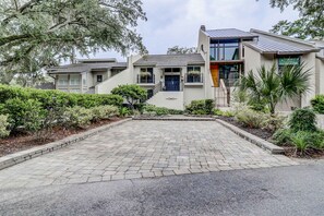 Exterior - Delightful getaway with golf course views, private pool, and high-speed WiFi (Hilton Head)