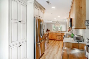 Fridge, microwave, oven, stovetop - Delightful getaway with golf course views, private pool, and high-speed WiFi (Hilton Head)