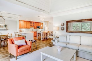 TV, offices - Delightful getaway with golf course views, private pool, and high-speed WiFi (Hilton Head)
