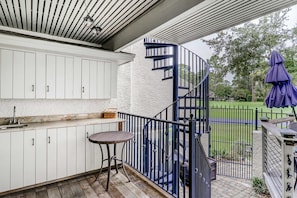 Interior - Delightful getaway with golf course views, private pool, and high-speed WiFi (Hilton Head)
