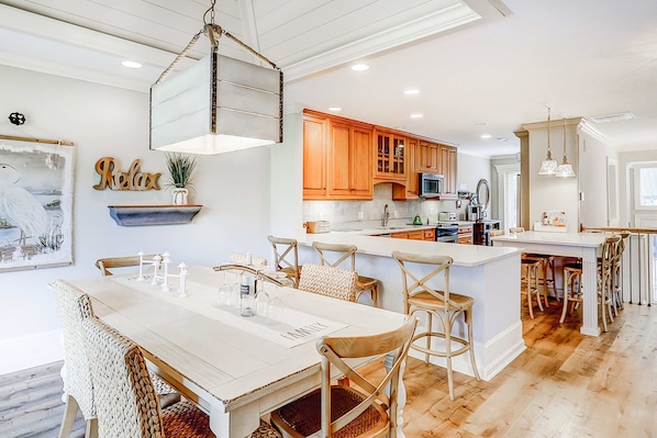 Dining - Delightful getaway with golf course views, private pool, and high-speed WiFi (Hilton Head)