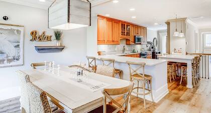 Delightful getaway with golf course views, private pool, and high-speed WiFi