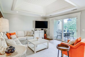 TV, offices - Delightful getaway with golf course views, private pool, and high-speed WiFi (Hilton Head)