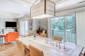 Dining - Delightful getaway with golf course views, private pool, and high-speed WiFi (Hilton Head)