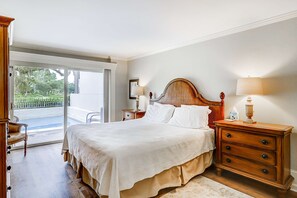 Desk, iron/ironing board, WiFi, bed sheets - Delightful getaway with golf course views, private pool, and high-speed WiFi (Hilton Head)