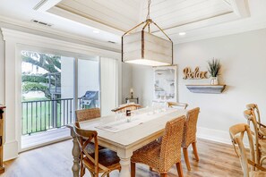 Dining - Delightful getaway with golf course views, private pool, and high-speed WiFi (Hilton Head)