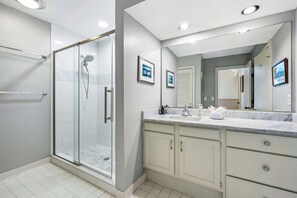 Shower, towels - Golf course-view condo near beach with pool & private deck - dog-friendly (Hilton Head)