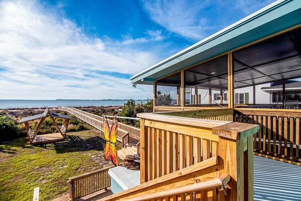 Property grounds - Two-story beach home near the ocean with free WiFi & a porch (Edisto Beach)