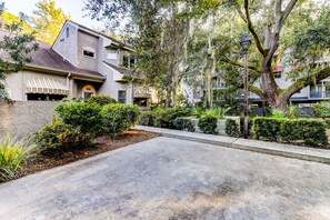 Property grounds - Beautiful 4BR Spacious Townhome! Close to Beach ---Private Patio w/ Firepit (Hilton Head)
