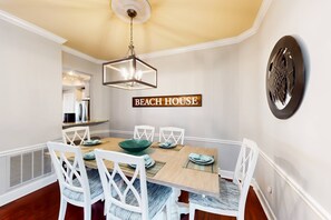 Dining - Beautiful 4BR Spacious Townhome! Close to Beach ---Private Patio w/ Firepit (Hilton Head)