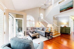 TV, offices - Beautiful 4BR Spacious Townhome! Close to Beach ---Private Patio w/ Firepit (Hilton Head)