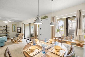Dining - Coconut Cove Walk to Beach | Ground Floor | Near Shops & Dining (Sarasota)