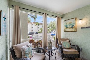 Your own peaceful nook to enjoy the Florida sunshine - Coconut Cove: Perfect Location to Beach & Dining! (Sarasota)