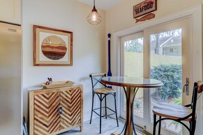 Dining - Townhouse Ideally Located Close to Beach w/Shared Pool, Free WiFi, AC, W/D (Hilton Head)