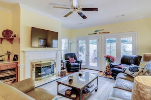 TV, fireplace, offices - Townhouse Ideally Located Close to Beach w/Shared Pool, Free WiFi, AC, W/D (Hilton Head)