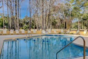 Pool - Townhouse Ideally Located Close to Beach w/Shared Pool, Free WiFi, AC, W/D (Hilton Head)