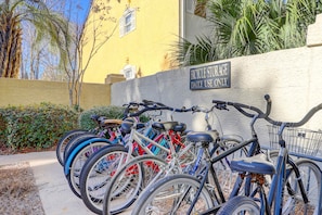 Property grounds - Townhouse Ideally Located Close to Beach w/Shared Pool, Free WiFi, AC, W/D (Hilton Head)