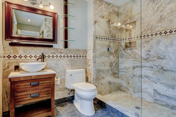 Shower, towels - Townhouse Ideally Located Close to Beach w/Shared Pool, Free WiFi, AC, W/D (Hilton Head)