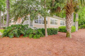 Exterior - Bright and cozy condo near the beach with a pool, AC, & a private washer/dryer (Hilton Head)