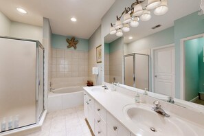 Shower, towels - Bright and cozy condo near the beach with a pool, AC, & a private washer/dryer (Hilton Head)