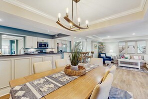 Dining - 18th fairway golf-front condo with pool (Hilton Head)