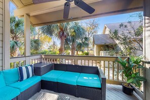 Terrace/patio - 18th fairway golf-front condo with pool (Hilton Head)