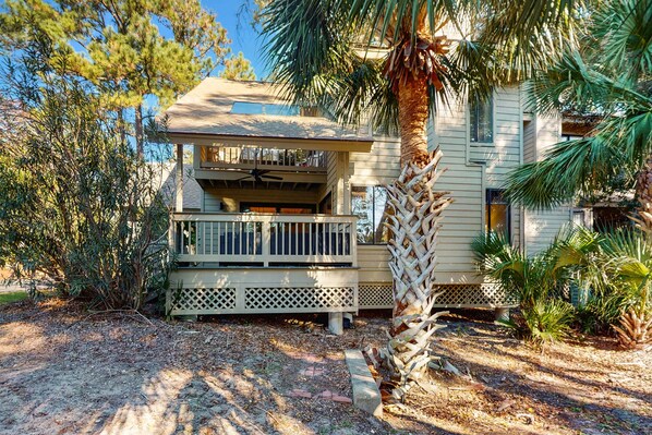 Property grounds - 18th fairway golf-front condo with pool (Hilton Head)