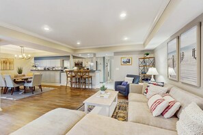 TV, offices - 18th fairway golf-front condo with pool (Hilton Head)