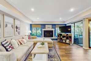 TV, offices - 18th fairway golf-front condo with pool (Hilton Head)