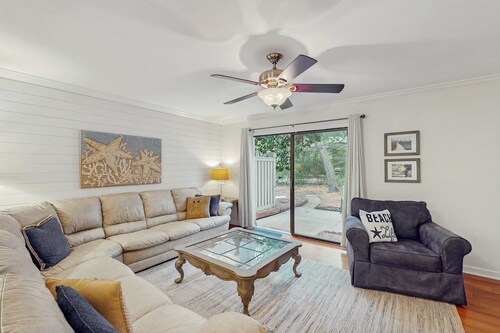 Dog Friendly Condo with Fast WiFi, a Patio, & Shared Pool Walk to the Beach