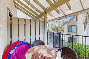 Terrace/patio - Serene, updated villa with WiFi, washer/dryer, central AC & pool (Hilton Head)