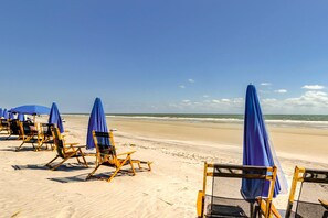 Beach nearby - Second-Floor Condo w/Free WiFi, Shared Pool, Hot Tub, Balcony, Golf Course View (Hilton Head)
