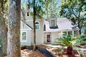Exterior - Dog-friendly, golf-course adjacent townhouse w/ a wet bar, patio, & shared pool (Hilton Head)