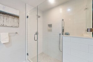 Shower, towels - Dog-friendly, golf-course adjacent townhouse w/ a wet bar, patio, & shared pool (Hilton Head)