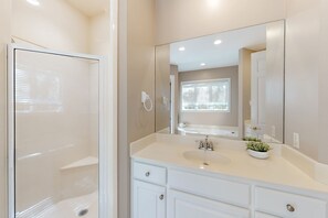 Shower, towels - Conveniently located, gorgeous home with private pool & elevator - walk to beach (Hilton Head)